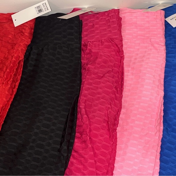 Scrunch butt women’s textured leggings. NWT - Picture 6 of 6